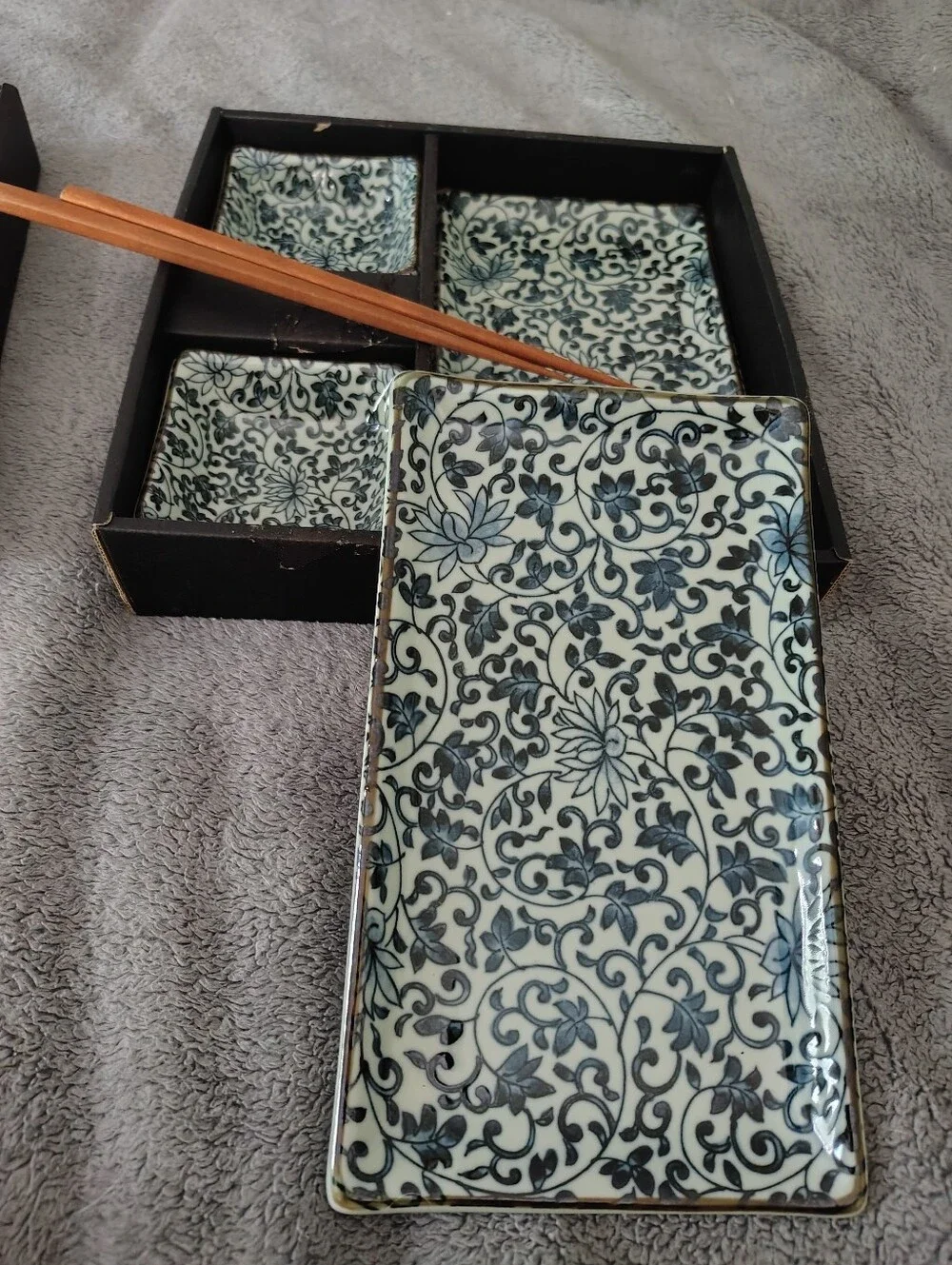 Kanesada 40Blue and White Floral Sushi Set with Wooden Chopsticks